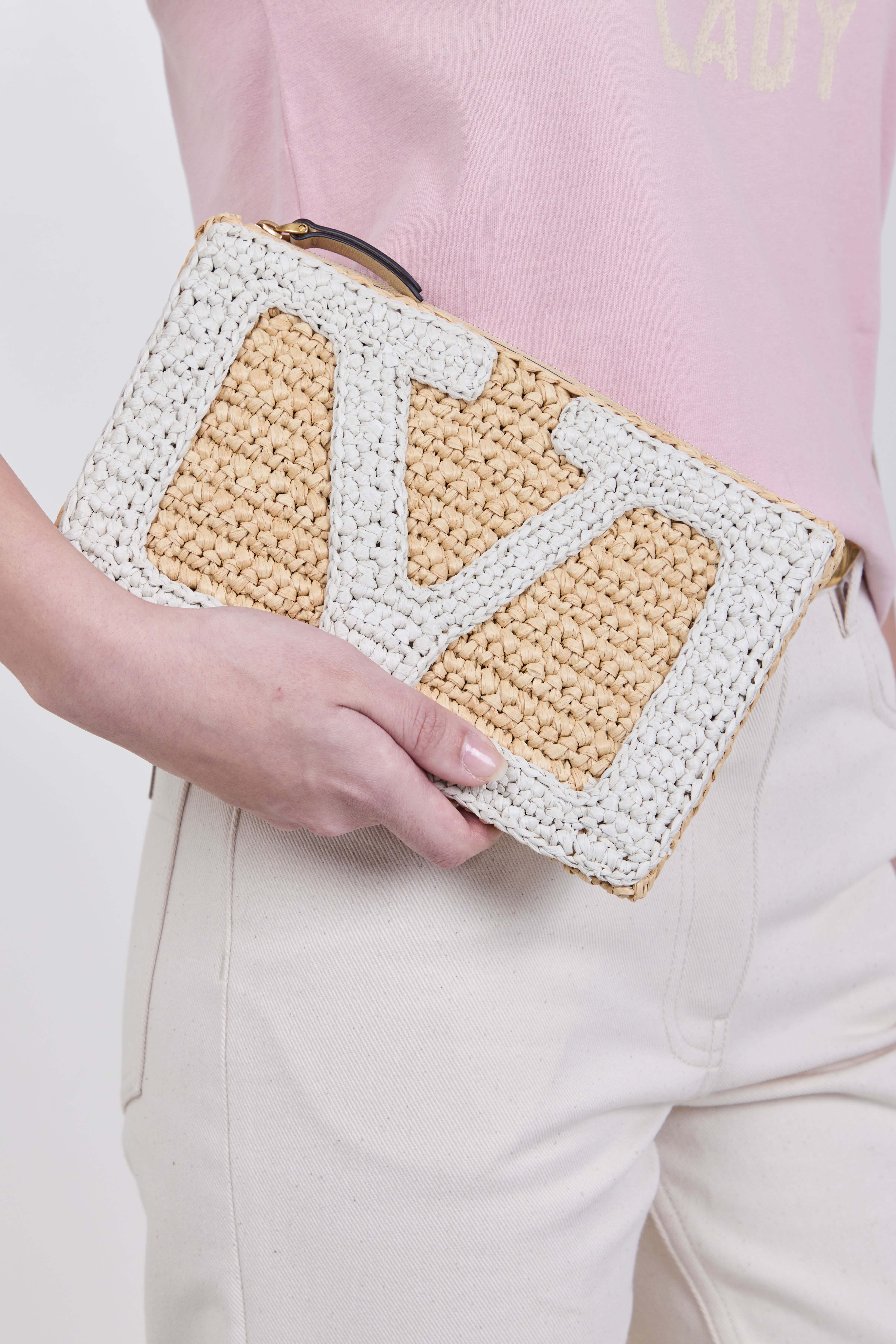 תמונת כל הלוק של תיק קלאץ' ויווה סופרסטאר